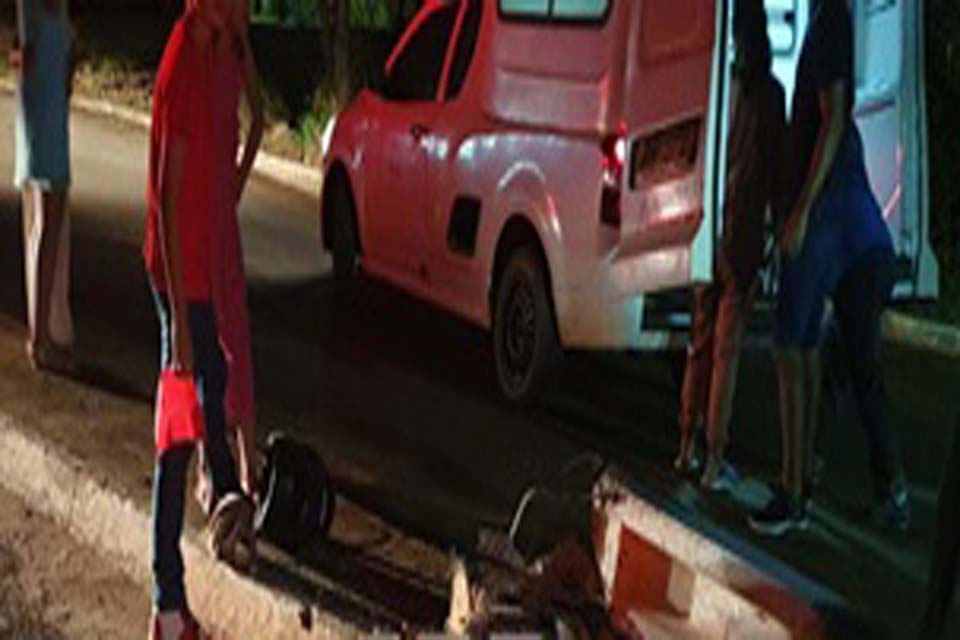 Motociclista é encaminhado ao hospital após bater contra poste