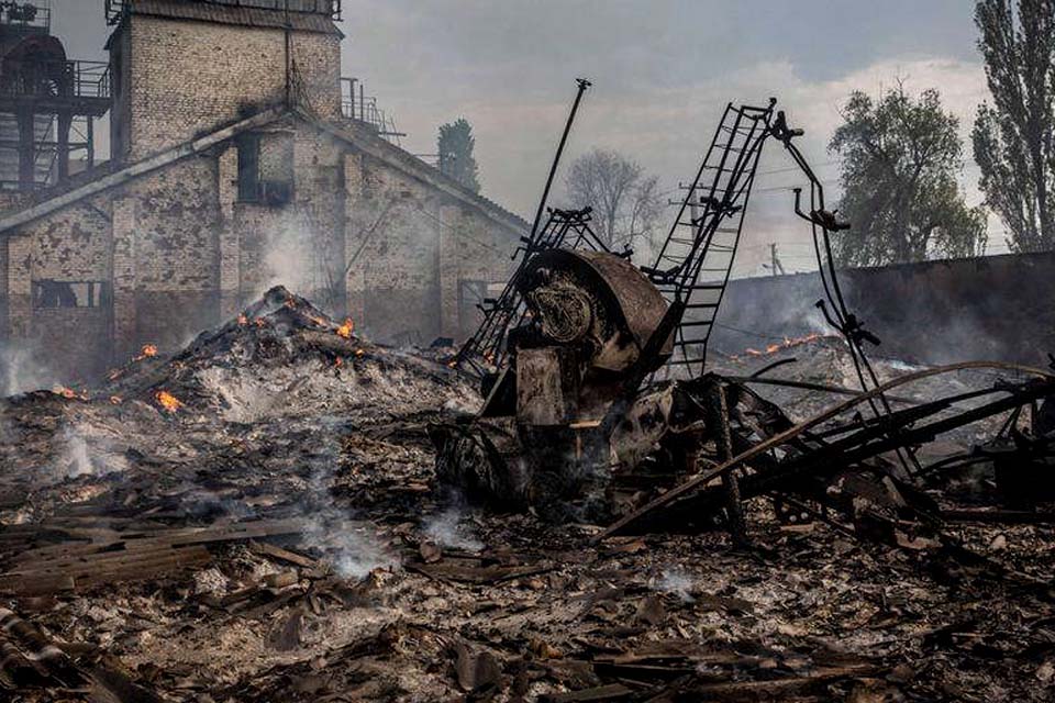 Presidente da Ucrânia, Volodimir Zelenski, acusa Rússia de cometer genocídio no Donbass