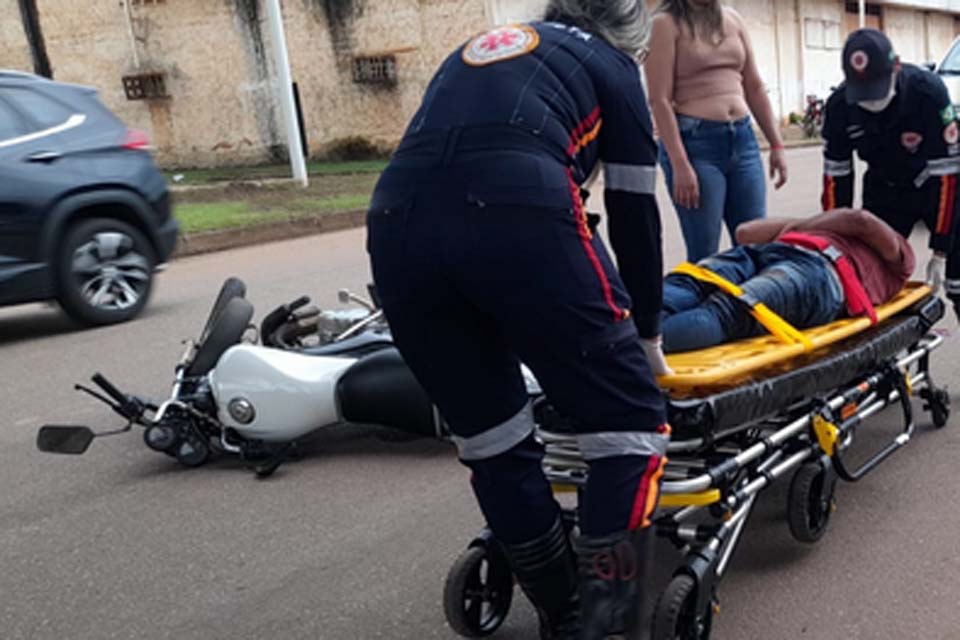 Carro bate em motociclista e foge sem prestar socorro na Rua da Beira