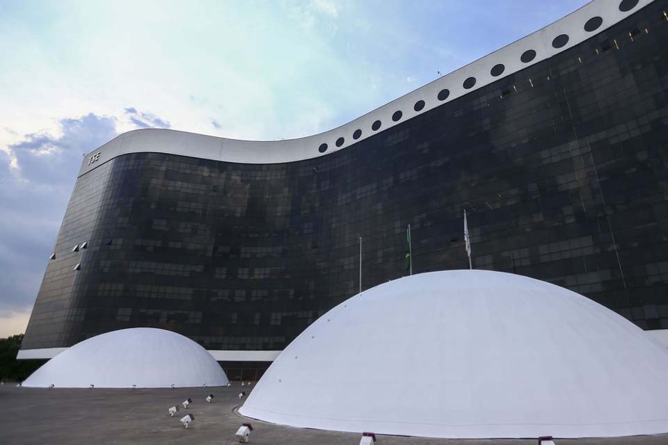 PL entra com sete representações no TSE contra o PT