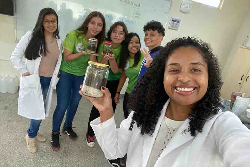 Estudantes do Campus Vilhena produzem terrários durante aulas práticas de biologia