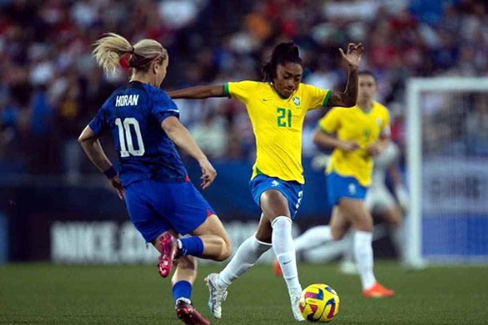 Seleção feminina joga bem, mas perde de 2 a 1 para os Estados Unidos