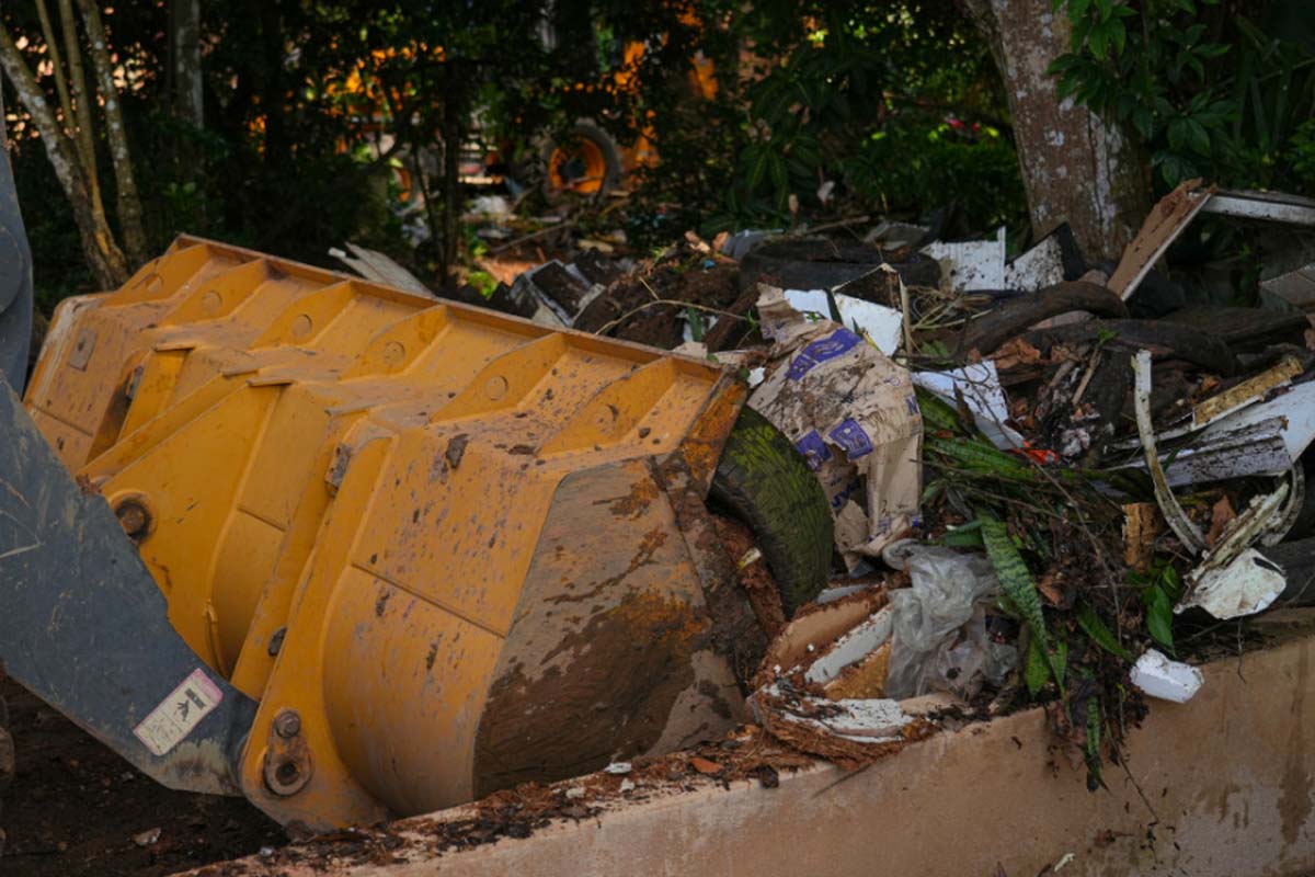 Ação integrada limpa terreno que acumulava lixo há anos na capital