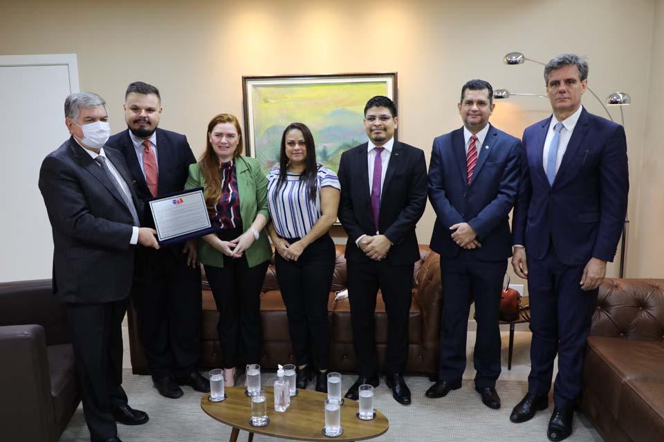 Presidente do TJRO recebe voto de louvor da OAB Rondônia em homenagem aos 40 anos da instituição 