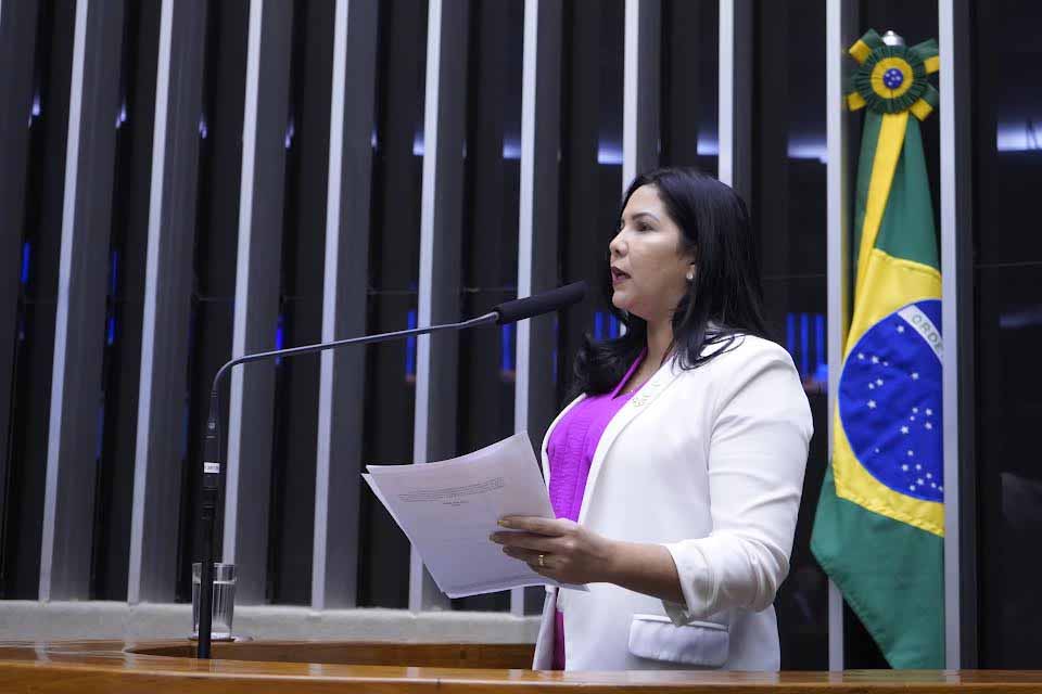 Cristiane Lopes apresenta Projeto de Lei que preconiza o estudo da Constituição Federal
