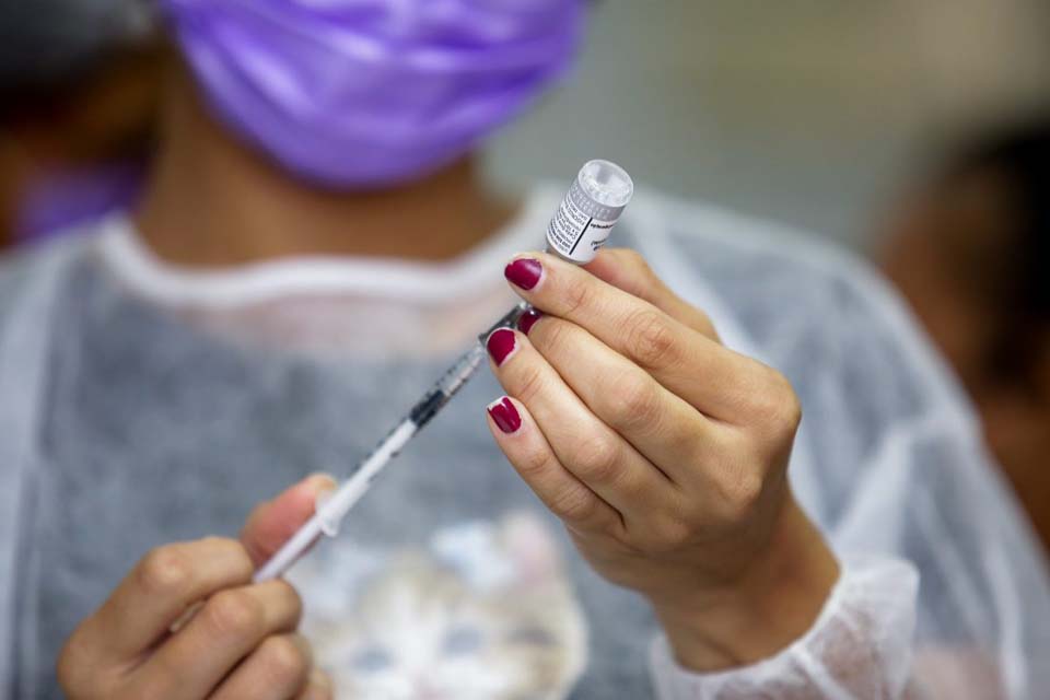 Quarta dose de vacina contra Covid está sendo aplicada no Cacoal Shopping 