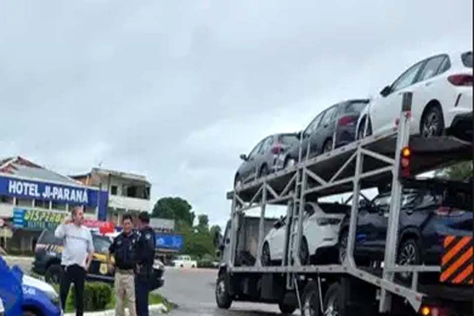 Motociclista fica ferido após colisão com carreta cegonha na BR-364