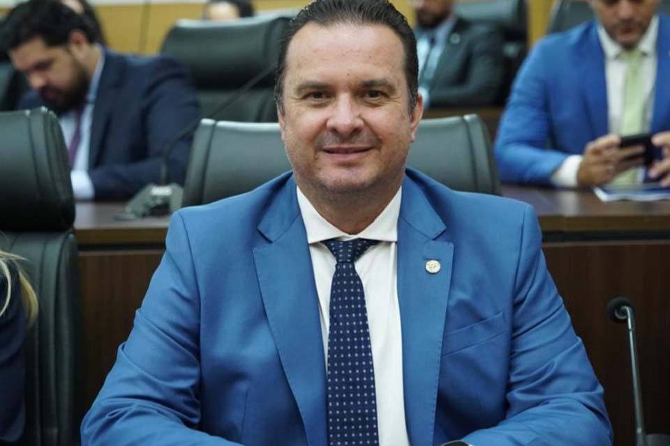 Com emenda de R$ 500 mil, Luís do Hospital garante retroescavadeira à associação