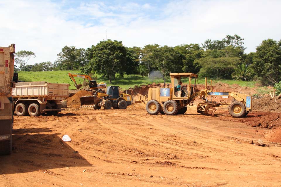 Prefeitura está com várias frentes de serviços essenciais no município