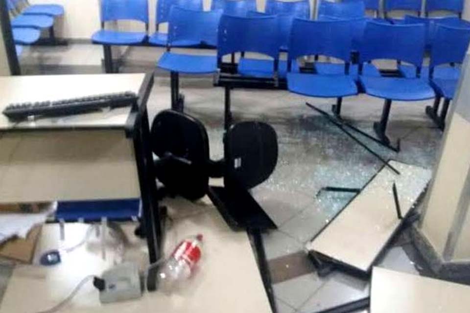 Acompanhante causa destruição em hospital e ameaça quebrar perna de paciente