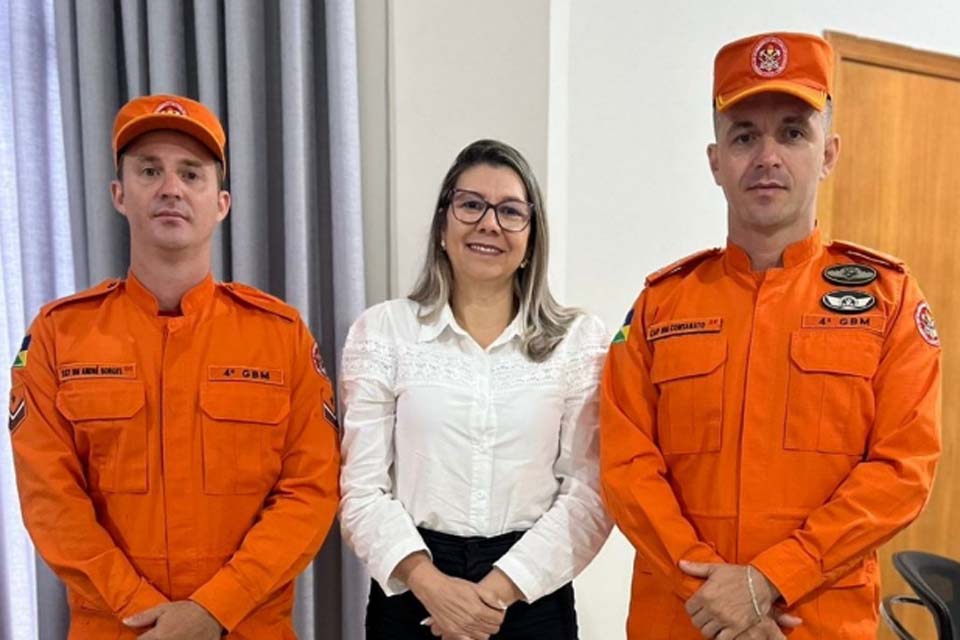 Prefeita se reúne com o comandante do Corpo de Bombeiros para discutir demandas da Defesa Civil