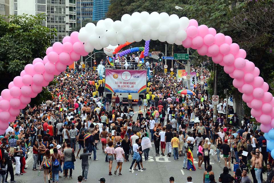 ONG cria canal para apoiar vítimas de transfobia no carnaval 