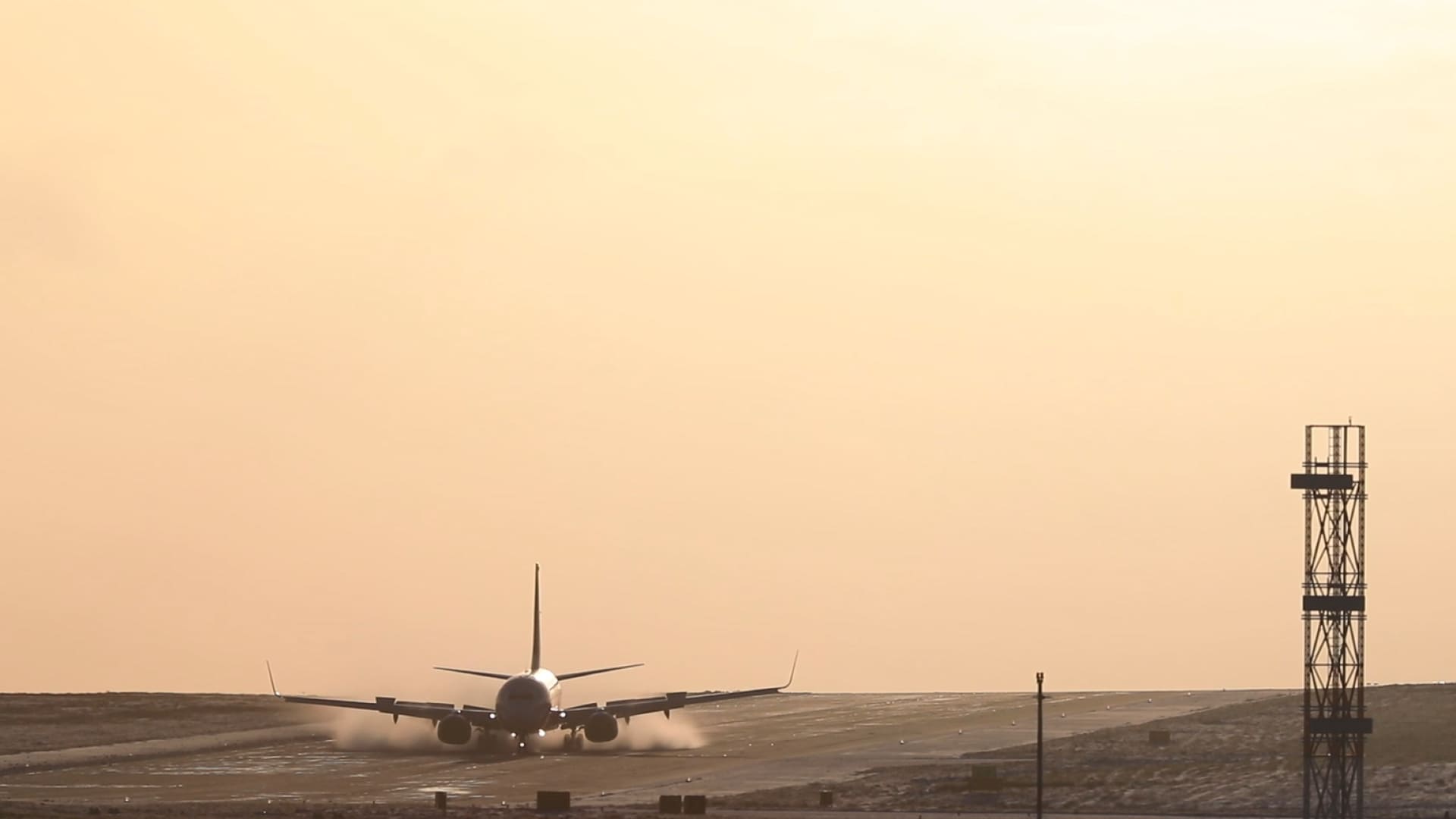 Avião faz aterrissagem dramática na lama