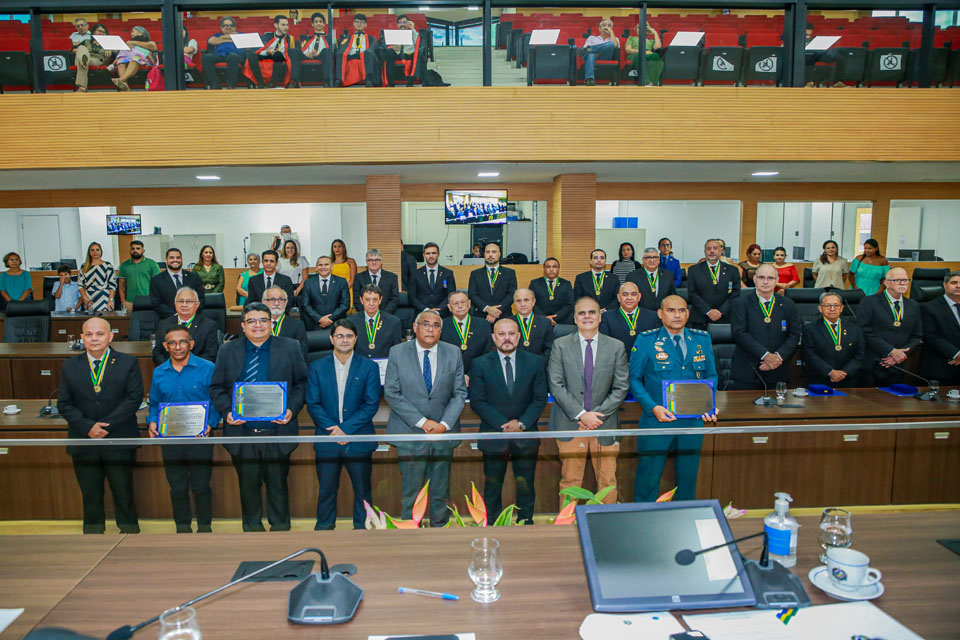 Alan Queiroz preside sessão solene de entrega de medalhas de Mérito Legislativo, Cidadão Honorário e título de Honra ao Mérito