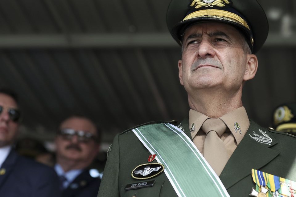 Ministro Ramos entra para reserva remunerada do Exército