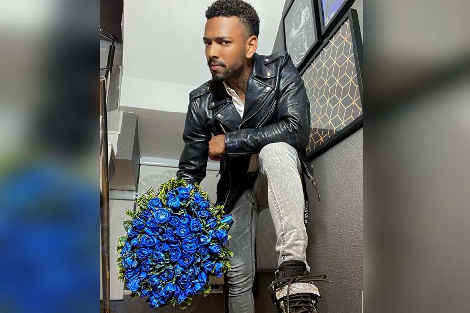 Após fim de noivado, Nego do Borel ganha flores de 'admiradora secreta'