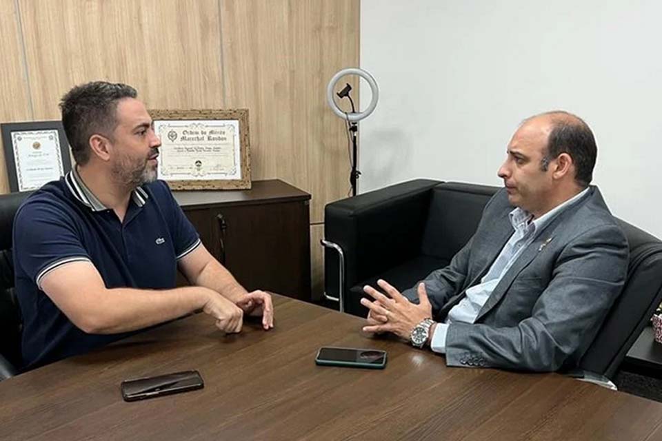 Deputado Léo Moraes e Ari Saraiva discutem importância de políticas públicas para pessoas com deficiência