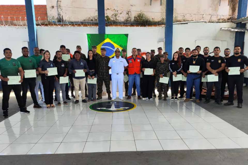 Marinha do Brasil realiza curso de Condutor de Embarcação em Guajará-Mirim
