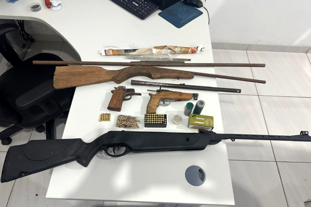 PM encontra armas e materiais suspeitos dentro de residência em Theobroma
