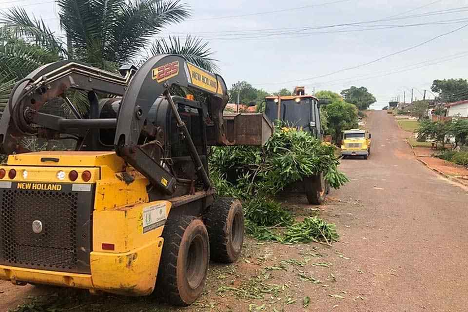 Prefeitura de Espigão do Oeste realiza limpeza de ruas afetadas pela chuva