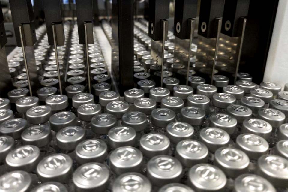 Covid-19: Fiocruz recebe insumo para 6 milhões de vacinas neste sábado