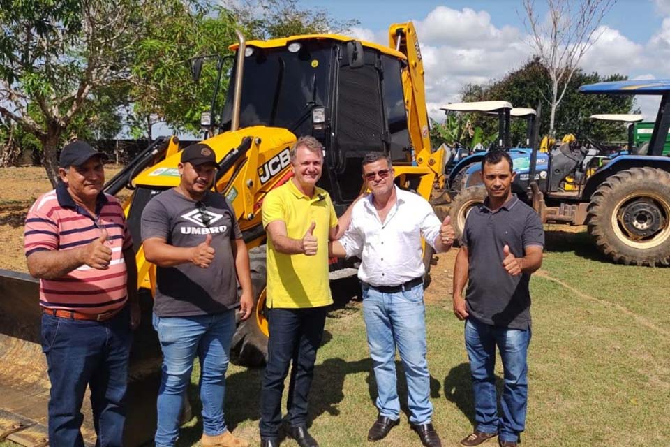 Luizinho Goebel entrega máquina retroescavadeira, implementos agrícolas e anuncia 2 Km de asfalto urbano 