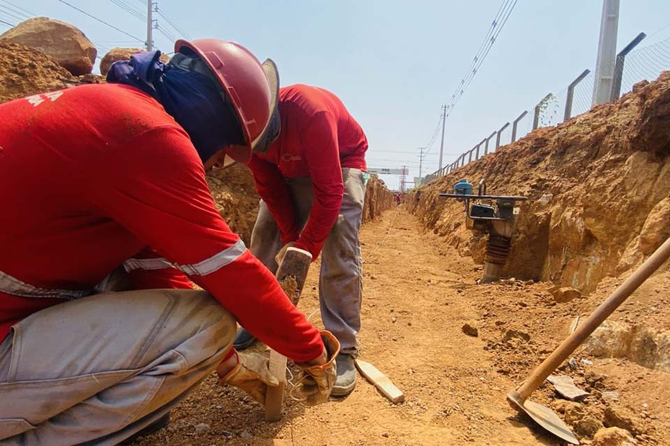 Obras de duplicação na Rua Tapajós continuam; empresa trabalha na construção da rede de drenagem