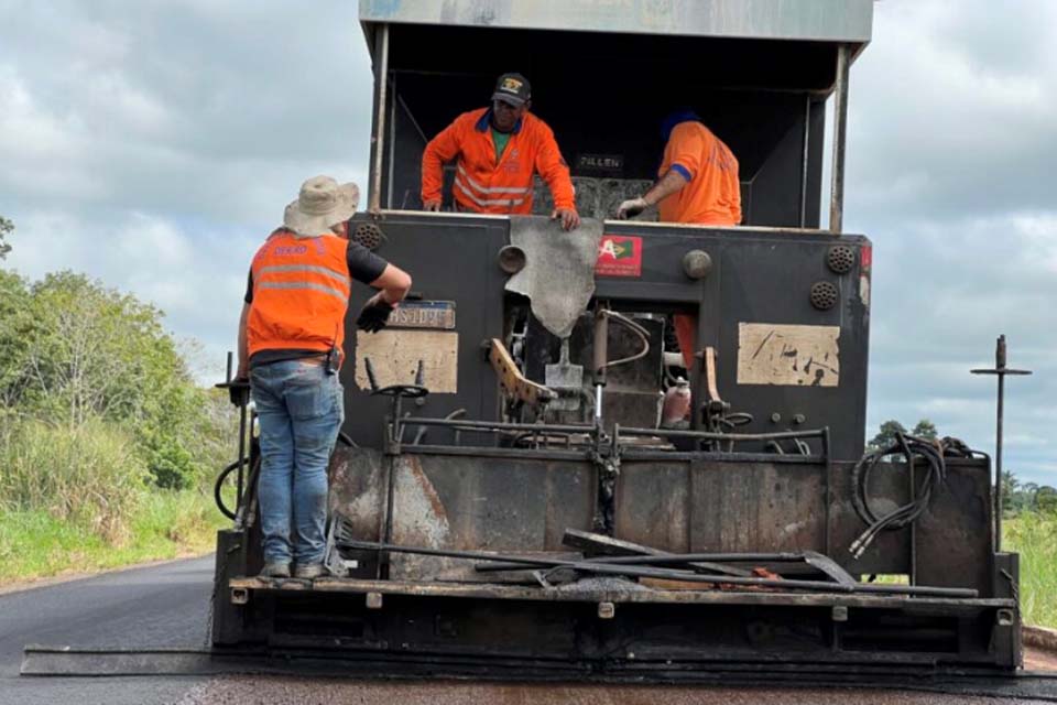 Cacoal: Rodovia-383 recebe serviços de microrrevestimento asfáltico para maior segurança na trafegabilidade