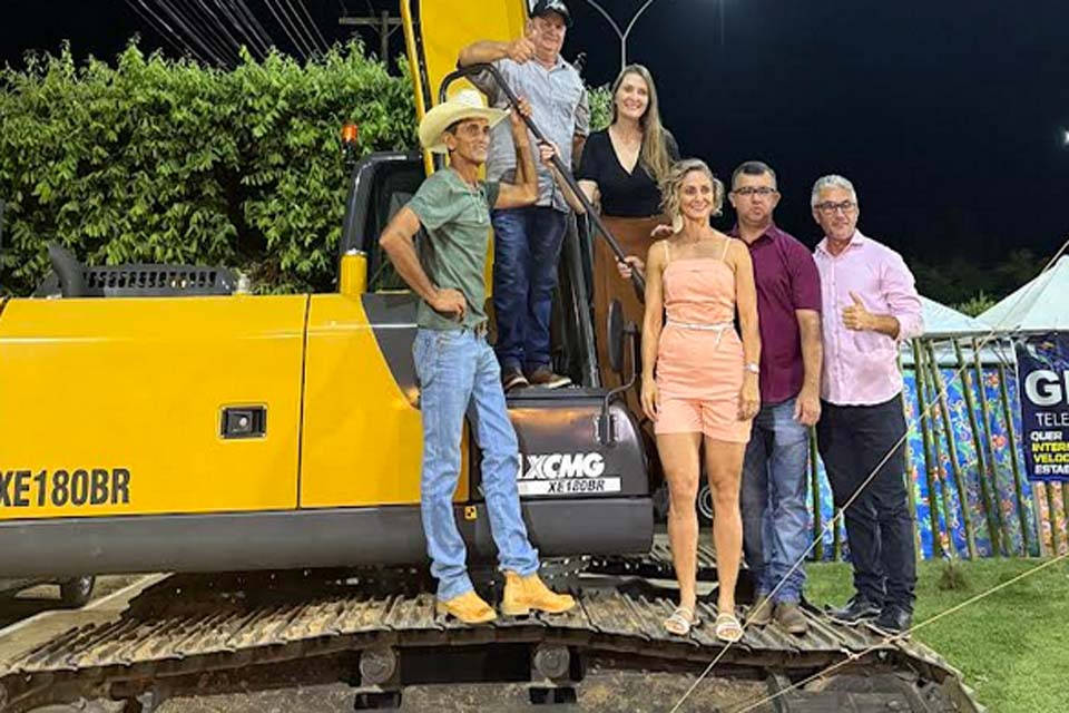 Máquina PC é entregue em Rio Crespo por emenda parlamentar da deputada Lebrinha   