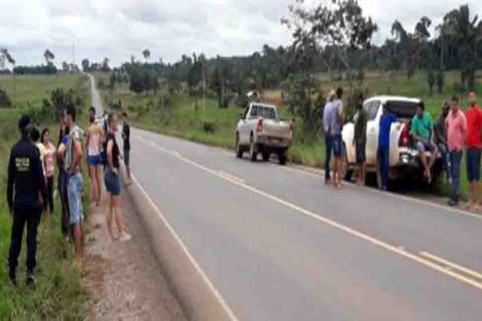 Homens de 25 e 33 anos vão a óbito após carro capotar na BR-364