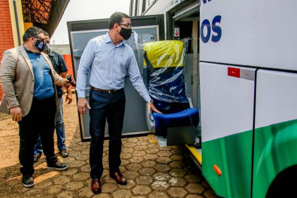 Governador Marcos Rocha entrega ônibus às escolas estaduais para transporte e intercâmbio turístico 
