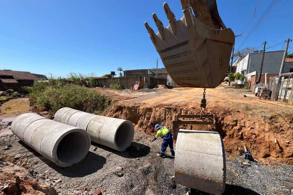 Prefeitura de Jaru constrói rede de drenagem na rua Cândido Portinari, no Setor 7