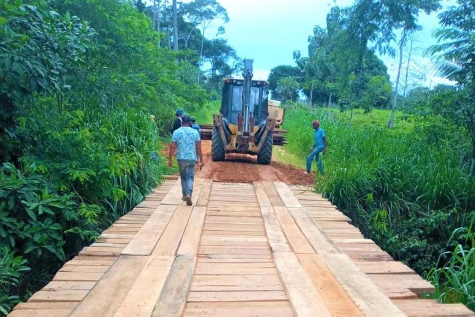 Secretaria Municipal de Obras e Serviços Públicos recupera e revitaliza ponte da LC-18