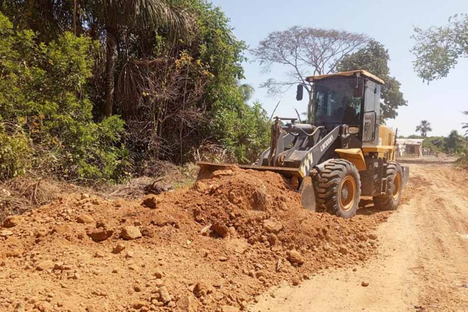 Prefeitura intensifica patrolamento e cascalhamento de ruas no bairro São Francisco
