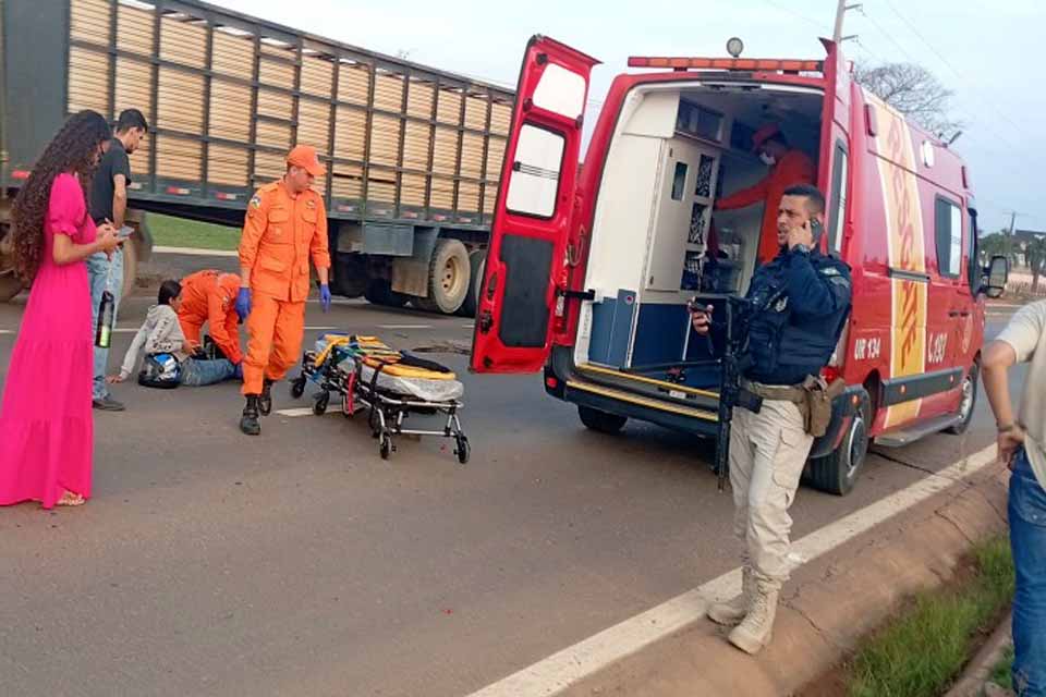 Motociclista tem veículo esmagado por carreta na BR-364