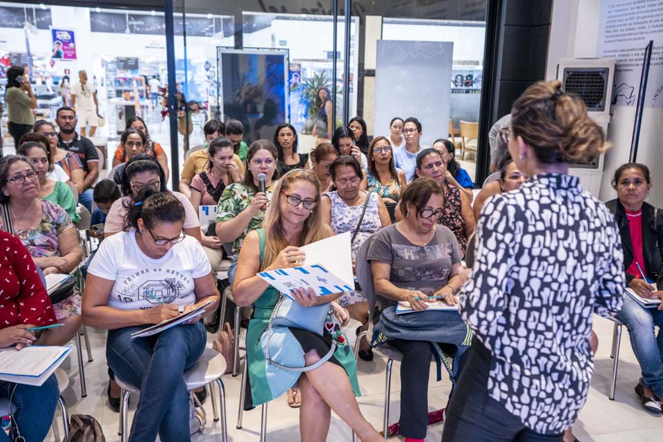 Mulheres participam de oficina sobre educação financeira; evento teve como foco preparar empreendedoras 
