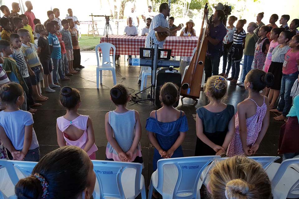 Música ajuda a curar dor de crianças refugiadas em Pacaraima