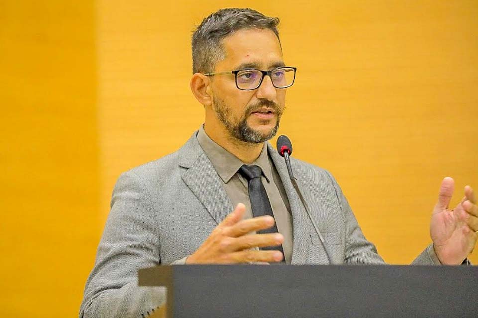 Deputado Anderson repudia priorizar vacinação de apenados, volta a cobrar regulamentação da Polícia Penal e diz que depende somente do governo para que não haja greve na Polícia Militar