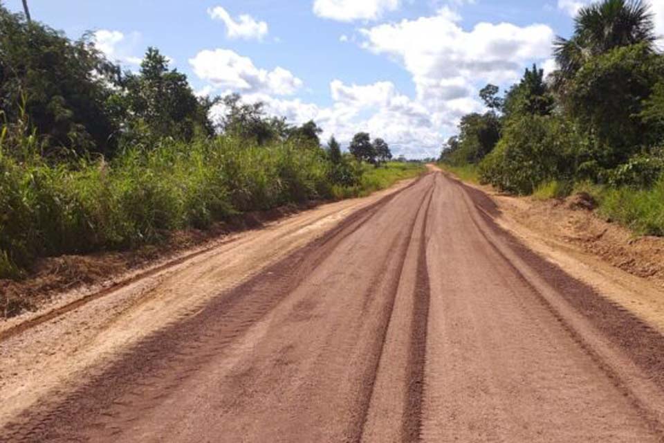 DER utiliza rejeito de calcário para recuperar pontos críticos na RO-267
