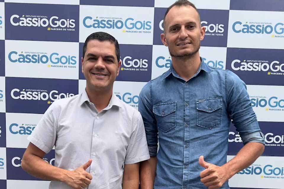 Deputado Cássio Gois destina R$ 650 mil para Castanheiras adquirir escavadeira hidráulica