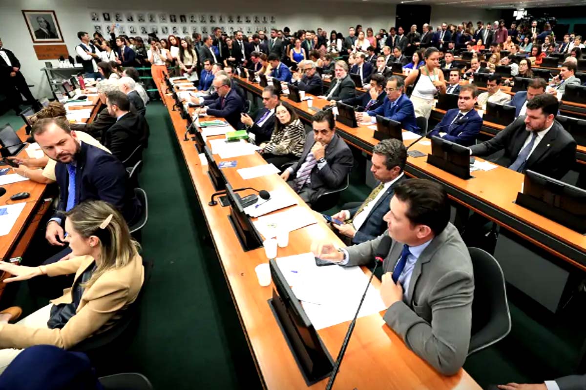 CCJ da Câmara retoma análise do fim da escala 6x1 nesta quarta