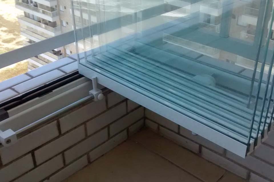 Para que servem os aparadores de vidros em sacadas envidraçadas?
