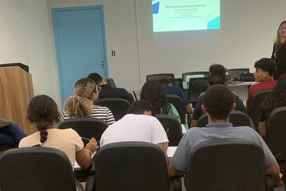 Palestra interativa aborda desafios da adolescência em ação conjunta da Prefeitura e IEL/RO