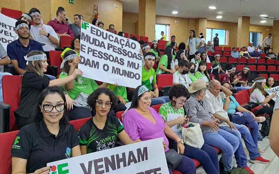 Estudantes, pais e servidores do Campus Ariquemes manifestam na Assembleia Legislativa em busca de transporte escolar