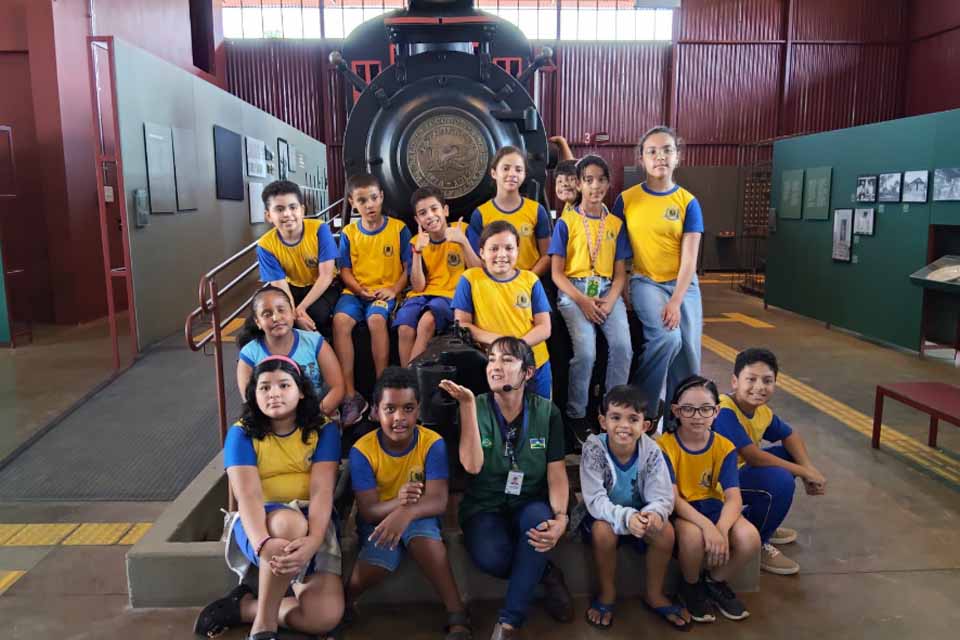 Estudantes da rede municipal fazem um tour pela história e monumentos de Porto Velho