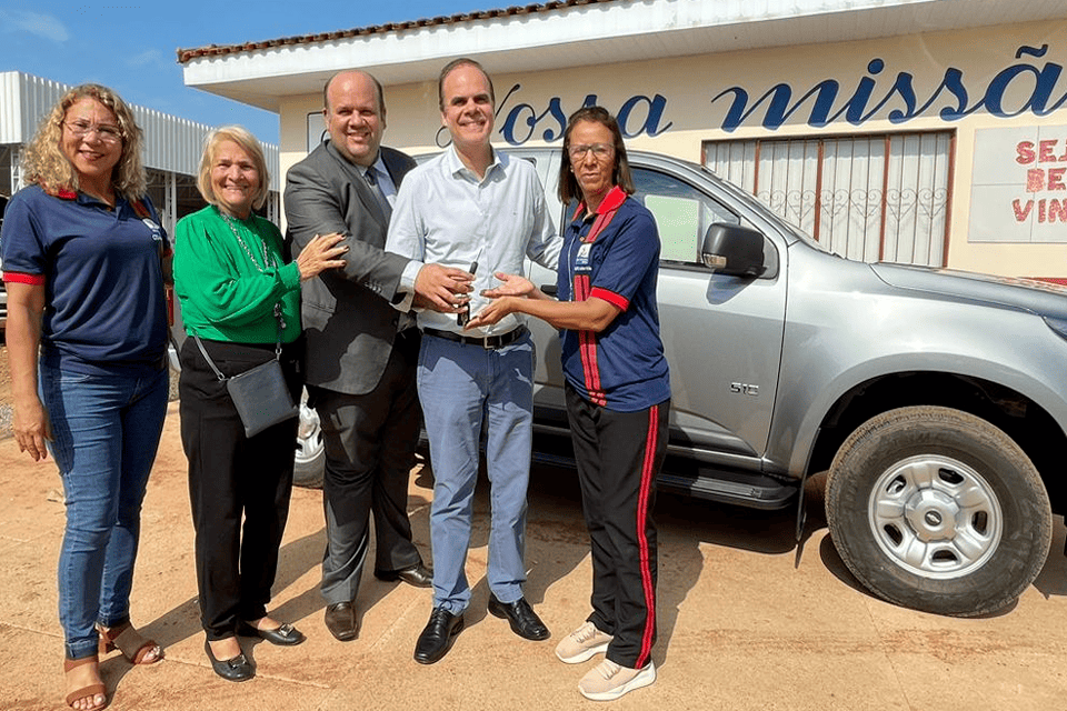 Deputado Alan Queiroz entrega caminhonete para o Centro Social Madre Mazzarello