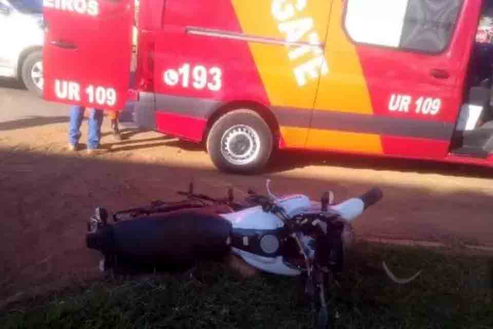 Corpo de Bombeiros socorre motociclista após colidir com caminhonete