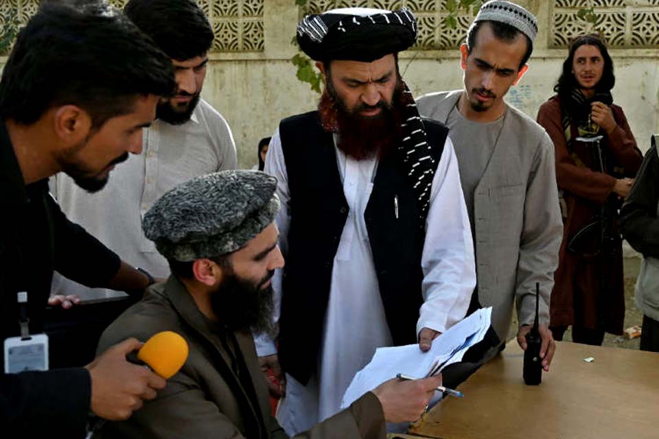 Afeganistão volta a conceder passaportes, dando esperança para quem quer emigrar