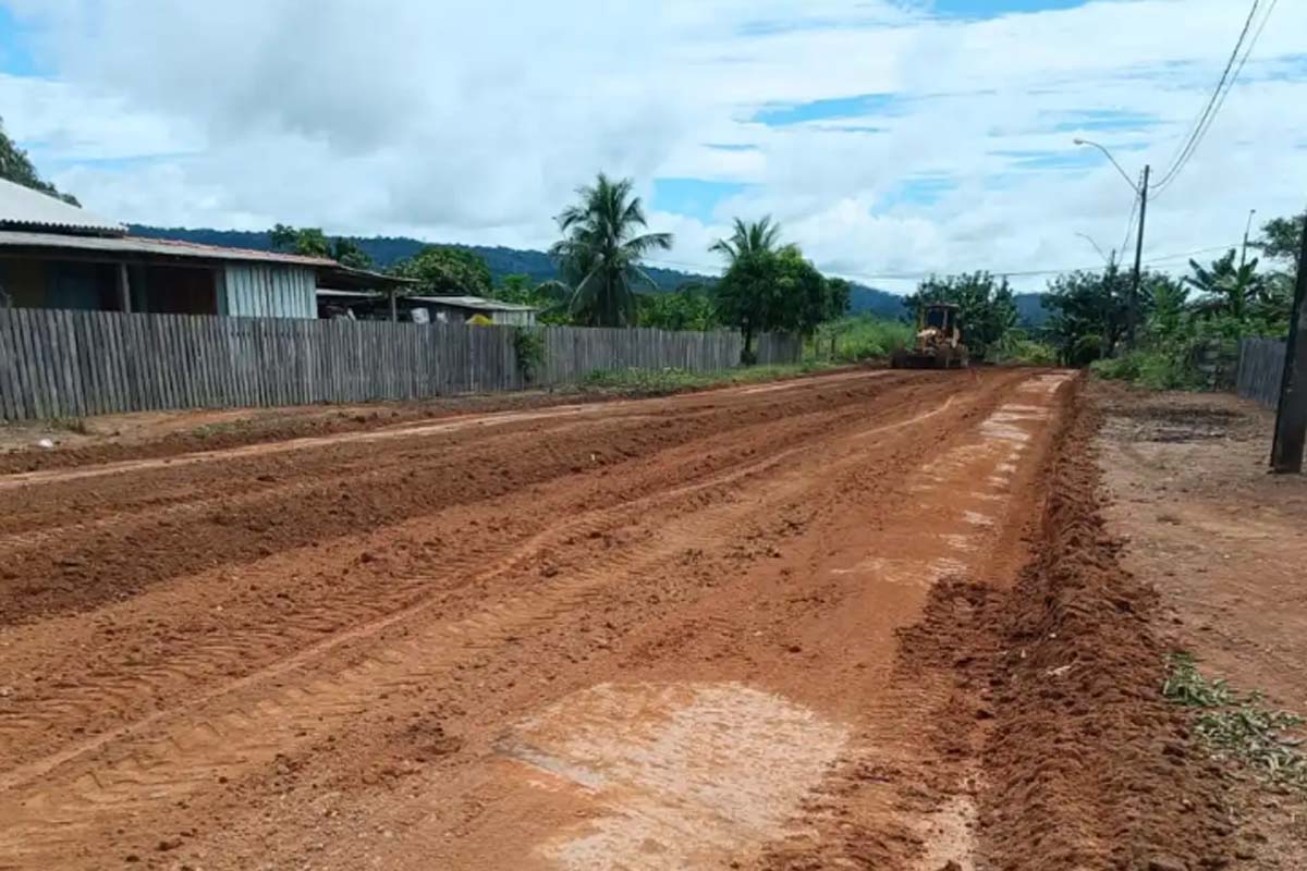 Equipe da Semader executa melhorias nas ruas do distrito Boa Vista do Pacarana