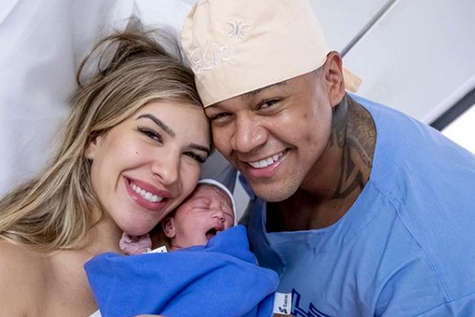 Lore Improta dá à luz a filha com Leo Santana: 'A cara do pai'